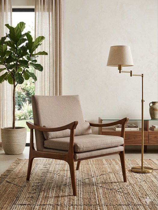 Poltrona decorativa em madeira estofada — ref. 001