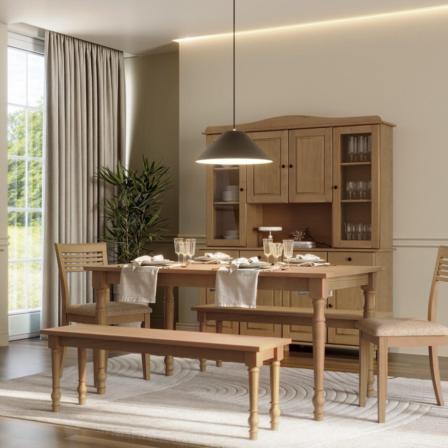 Sala de jantar montada com mesa, banco, cadeiras e cristaleira de madeira